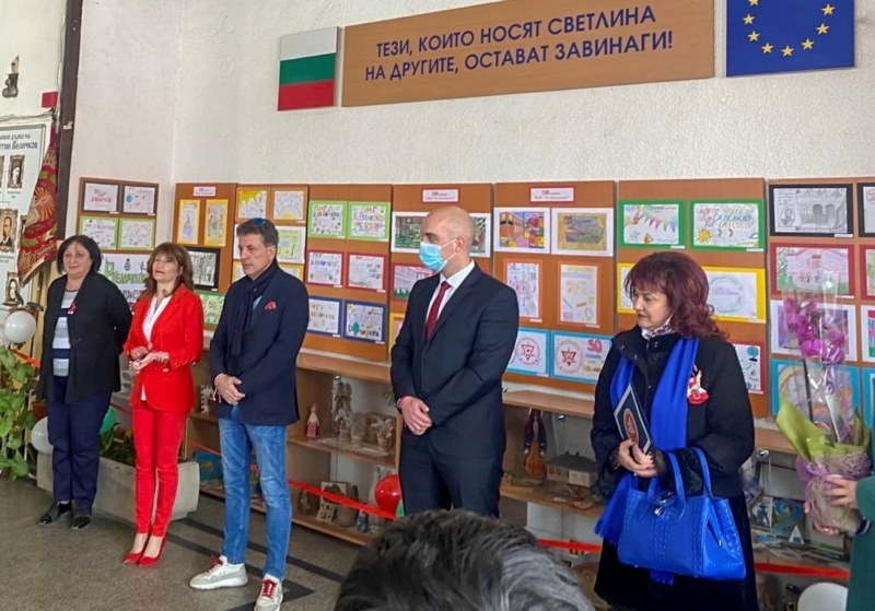 Тодор Попов гостува на ПМГ „Константин Величков” за 50-годишнината на училището